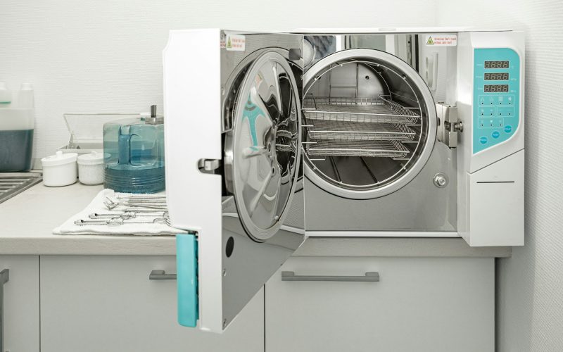 Machine for sterilizing medical equipment